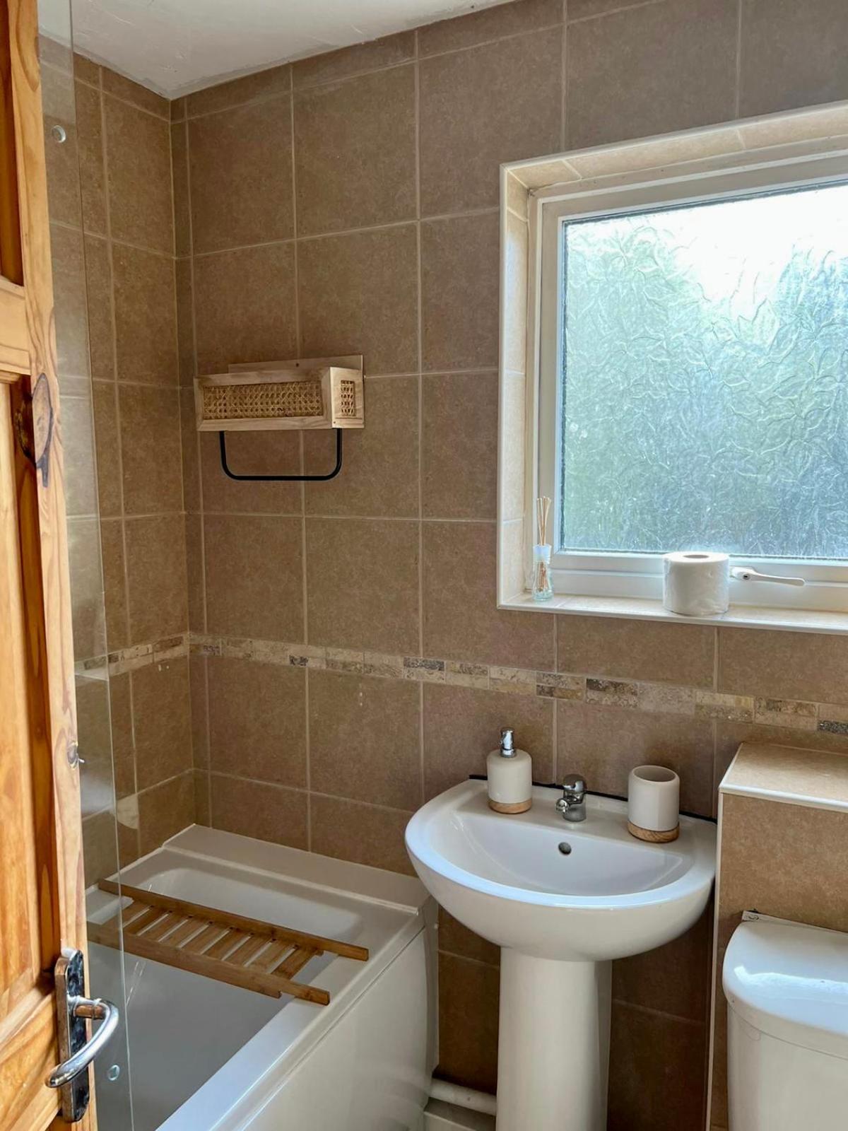 Manchester - Eccles - Business - Contractors - Families - Discounts Available Eksteriør bilde