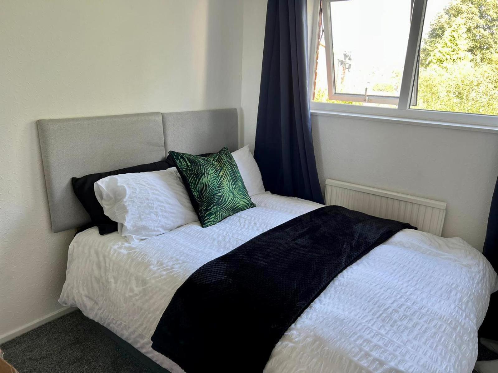 Manchester - Eccles - Business - Contractors - Families - Discounts Available Eksteriør bilde